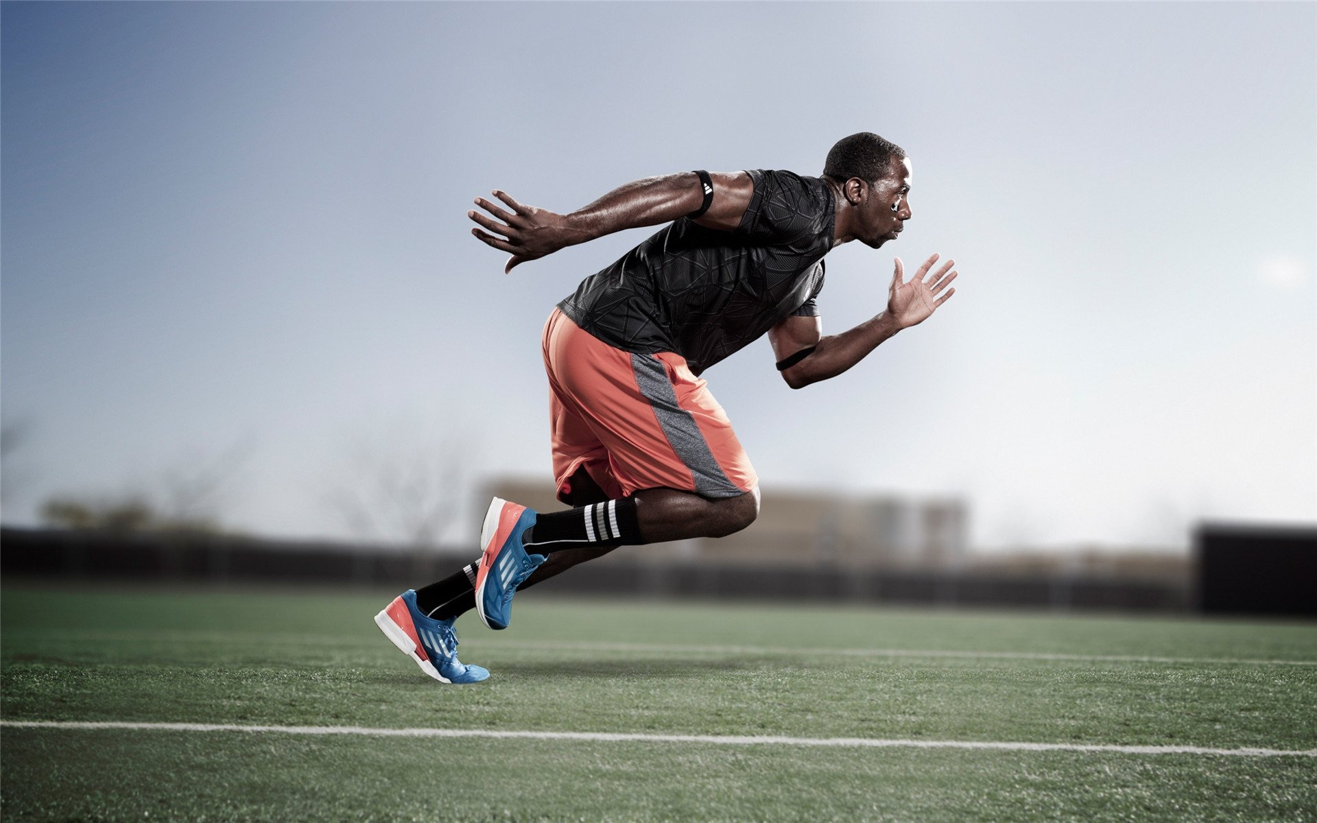 “青少年运动员接受专业体能训练，提升整体素质”，青少年体育运动员