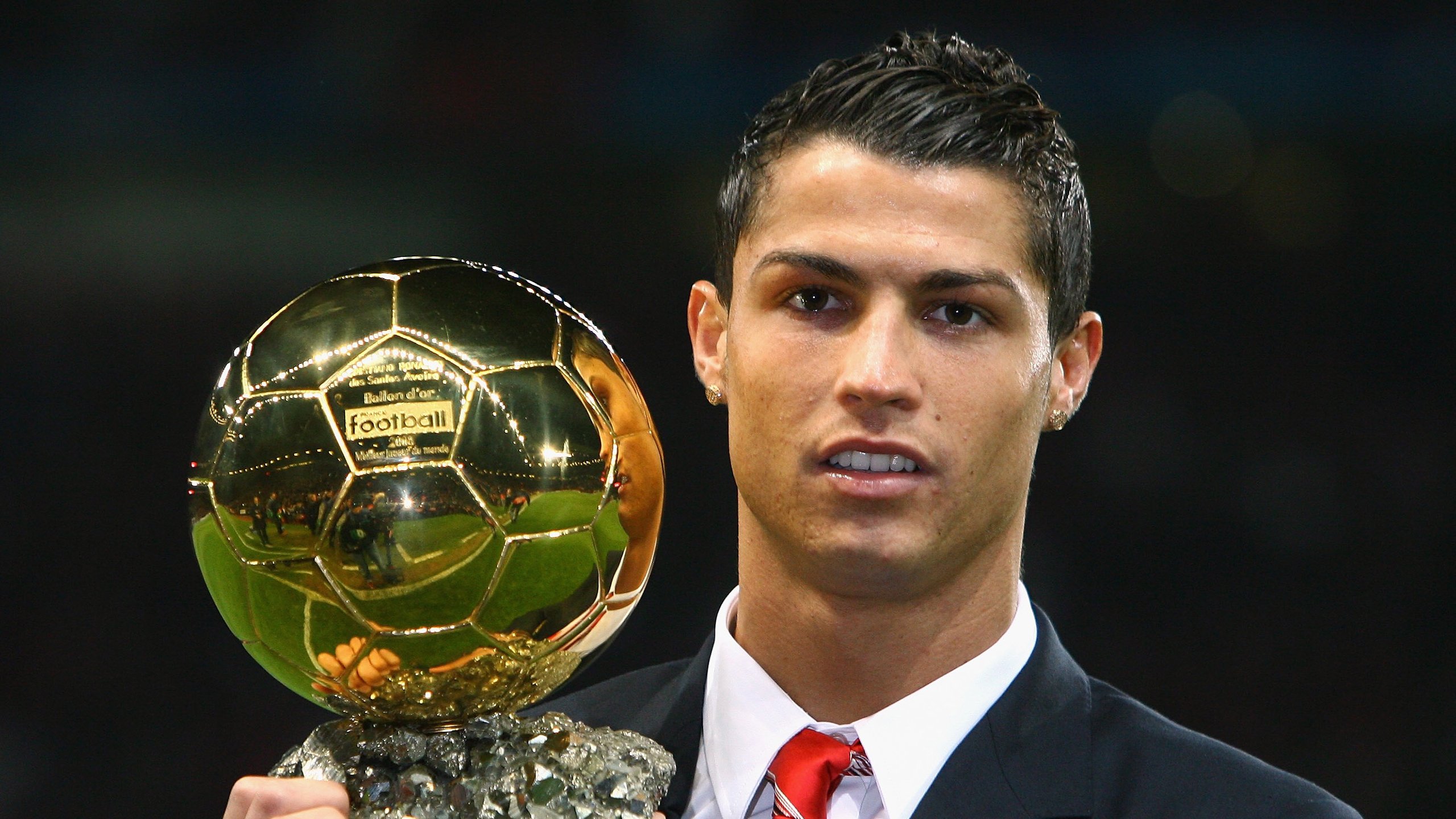 《电竞冠军背后的团队支撑：幕后英雄谁与争锋？》，电竞职业选手冠军