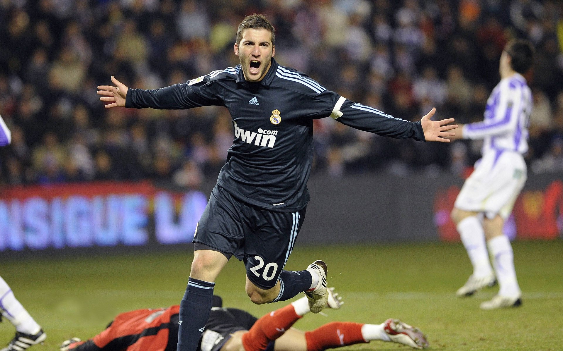 生态足球友谊赛：绿色生活新体验，足球师生友谊赛